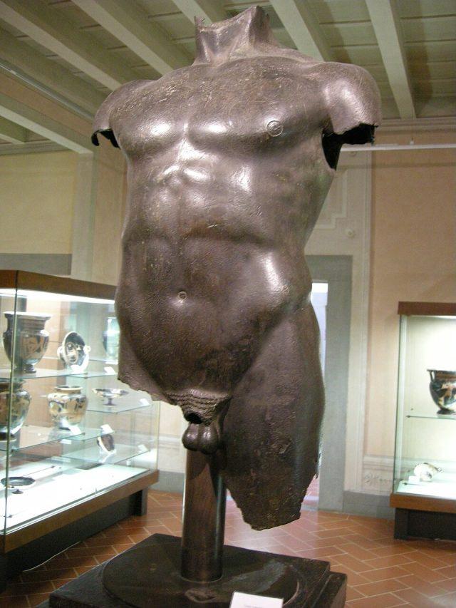 Torso_maschile_bronzeo_greco_da_livorno,_480-470_ac