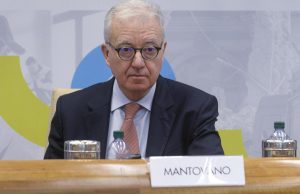Truffa su Whatsapp, falsi messaggi attribuiti a Mantovano: la nota di Palazzo Chigi