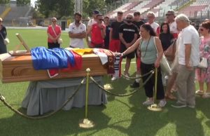 Da Livorno a Rimini, l’ultimo saluto a Igor Protti: in mille al “Romeo Neri”
