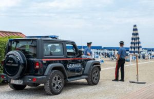 Anziano di 84 anni picchiato e derubato sulla passeggiata a Viareggio
