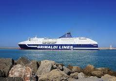 Livorno, incendio su un portavalori a bordo di una nave al porto: intervento dei vigili del fuoco