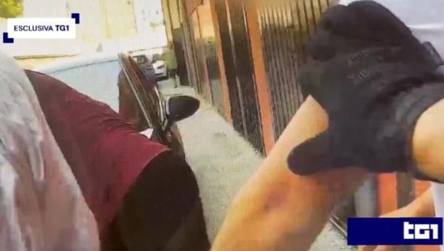Caso Fakir, al Tg1 immagini body cam poliziotti. Legale agenti: “Contatto con altre persone”