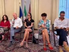 Dagli shorts al cappello, Libera Camici non ha la laurea, Perini grida alla “bufala”
