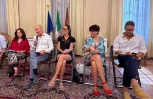 Dagli shorts al cappello, Libera Camici non ha la laurea, Perini grida alla “bufala”
