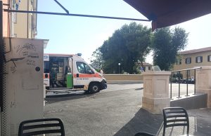 Prende a pugni un 70 enne, paura al bar La Venezia