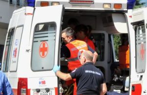 Grave 33 enne trovato nella propria auto in via Pietrasanta