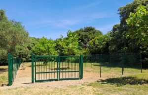 Antignano ha il suo spazio per i cani: inaugurata una nuova area di sgambatura nel parco di via Caduti nei Lager Nazisti